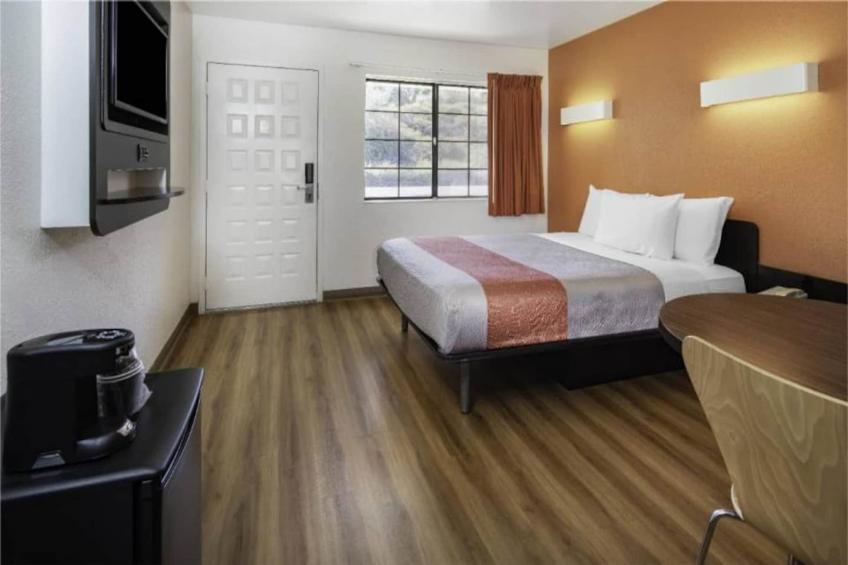 1  Full Bed  ADA/RI Shower/Mini Fridge - foto 18