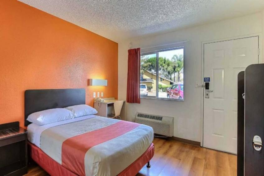 1 Full Bed  ADA/Tub/Mini Fridge - foto 17