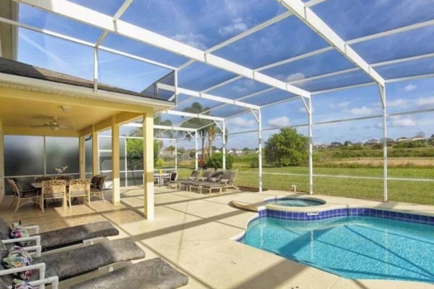 Villa mit privatem Pool und Spa mit Blick auf den Golfplatz