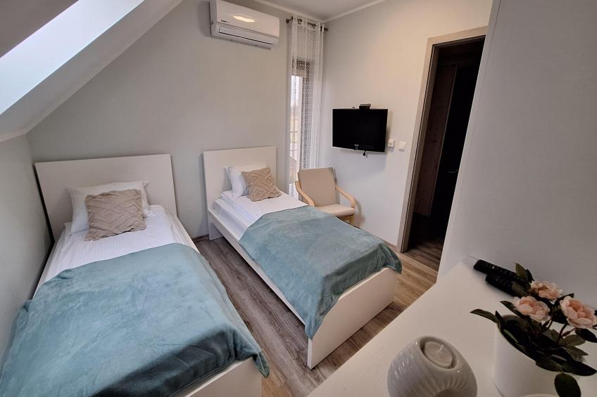 Komfortowy apartament z basenem i ogrodem dla 6 osób w Stepniczce - foto 24