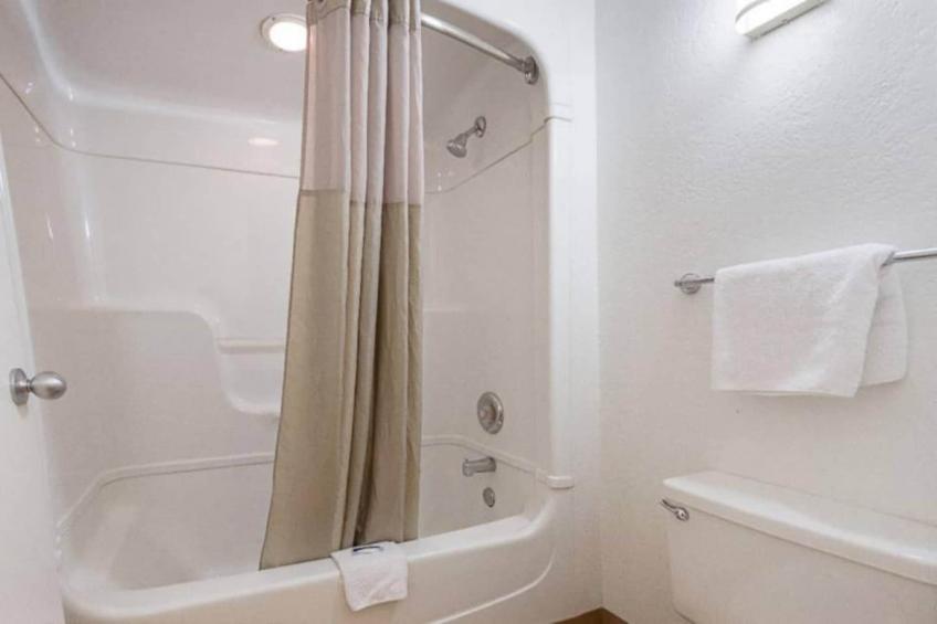 1 FULL BED  MOBILITY ACCESSIBLE TUB - foto 7