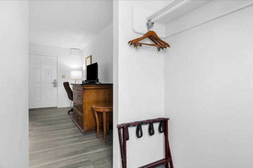 1 King - 2 Queen Beds  Suite Non-Smoking - foto 11