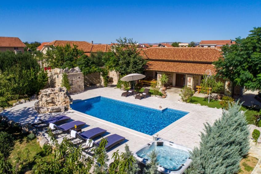 Villa Rustica mit traditionellem und rustikalem Touch