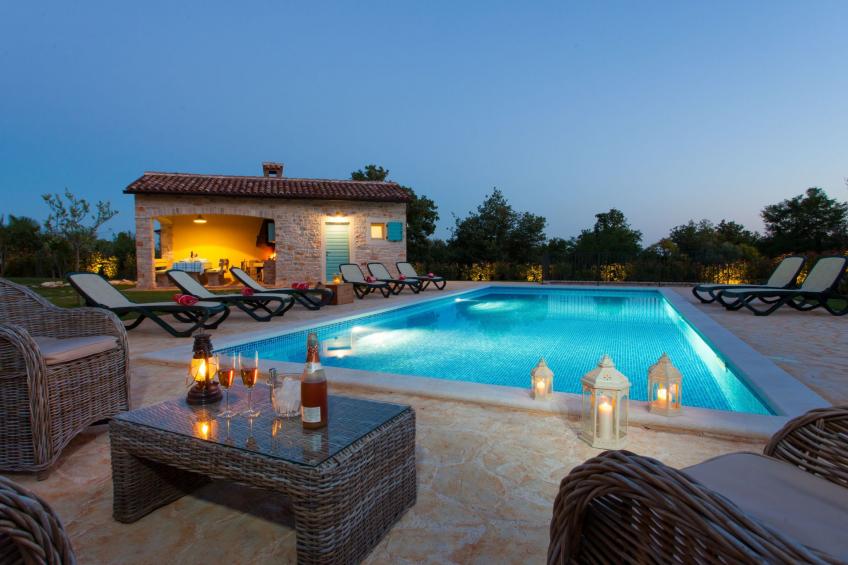 Villa mit Pool, Garten und Sommerküche - foto 52