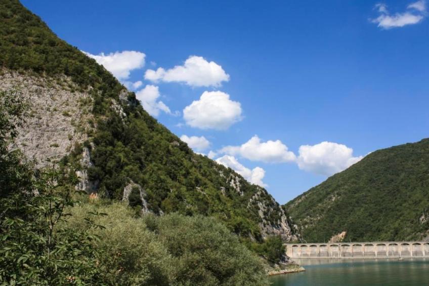 Unabhängige Wohnung, mitten im Grünen des Berges und des Sees, 80 km von Ost-Ro - foto 33