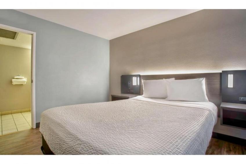 1 Queen Bed  Mini Fridge - foto 21
