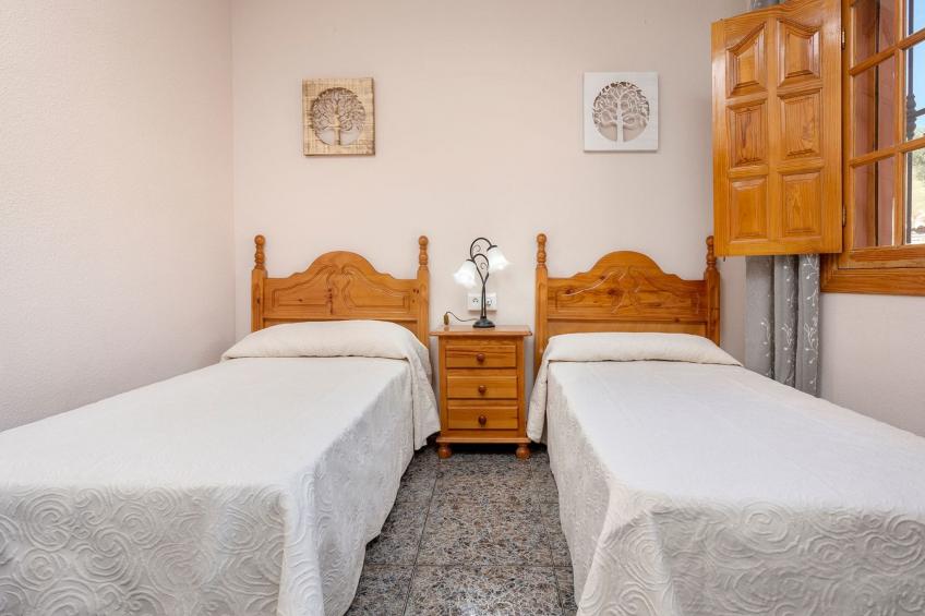 Familienhaus mit großzügigen Außenanlagen - foto 22