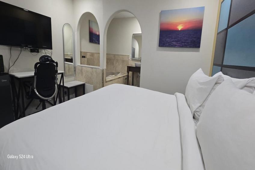 King Bed Smoking with Jetted Tub - foto 16