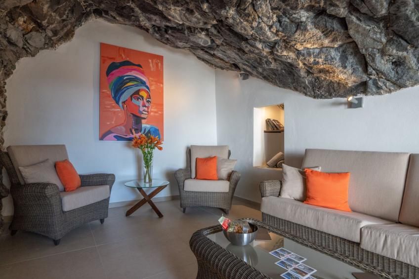 Spektakuläre Höhle mit zwei großen Terrassen am Meer - foto 35