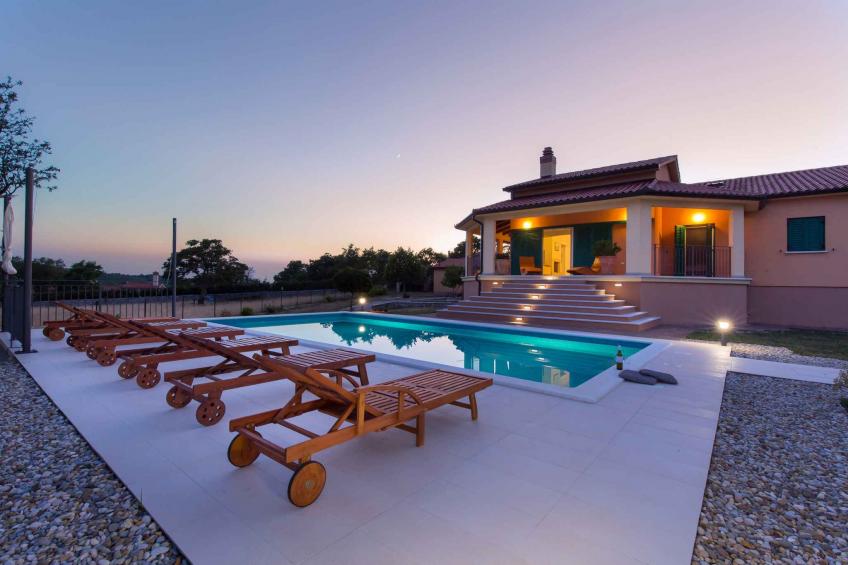 Maison de vacances avec grande piscine (50m2) et terrasse avec chaises longues - BF-7NG8P