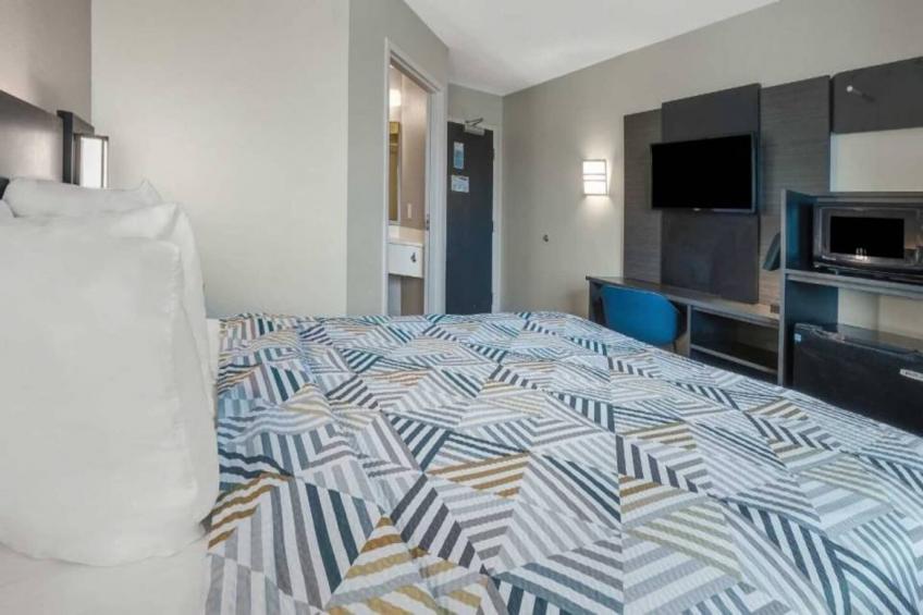1 Queen Bed  Mobility Accessible Tub Micfridge Non-Smoking - foto 4