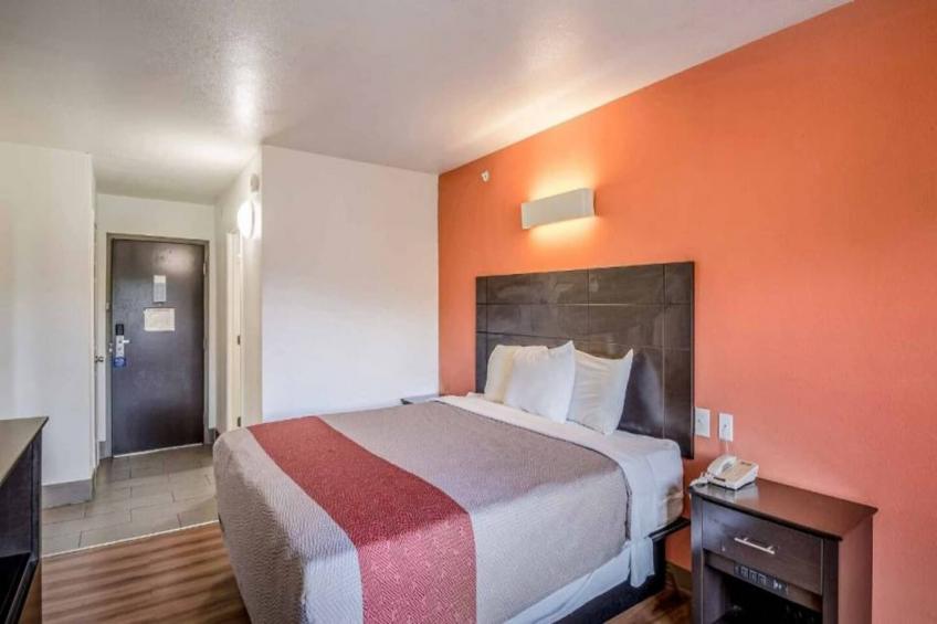 1 King Bed  Non-Smoking Micfridge