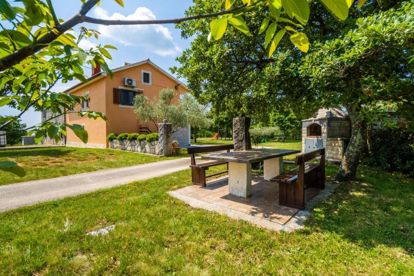 Schönes Haus mit großer grüner Umgebung, Pool - foto 22