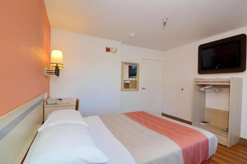 1 Queen Bed  Mini Fridge - foto 7