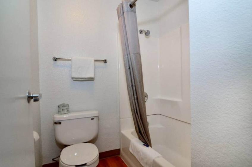 1 Full Bed  ADA/RI Shower - foto 14