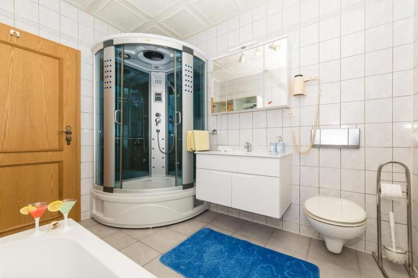 Spacious Holiday Home with Pool and Hot Tub in Kastel Stari - Four Bedroom Holiday Home with Pool - foto 15