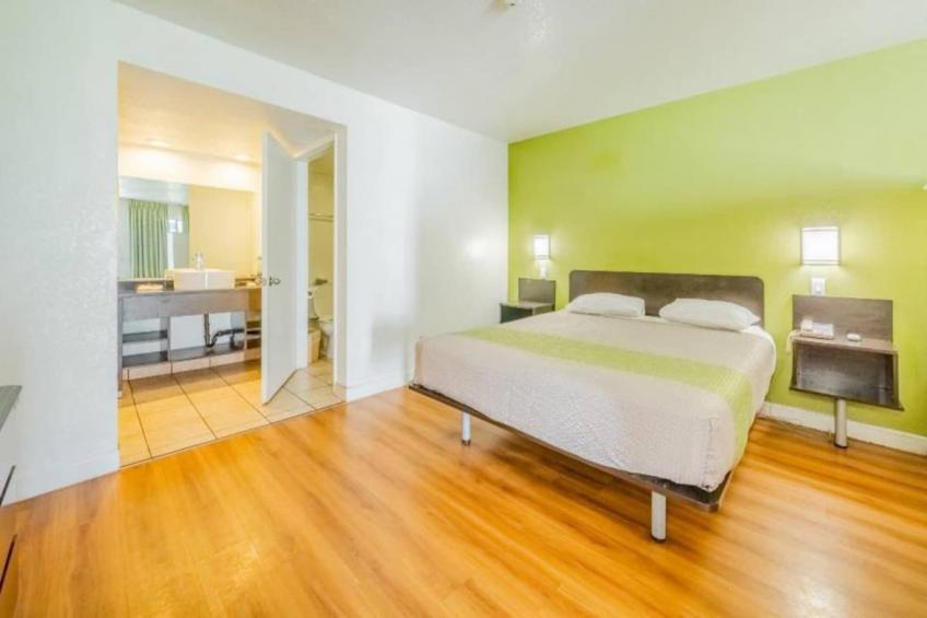 1 Queen Bed  Non-Smoking Kitchen - foto 21