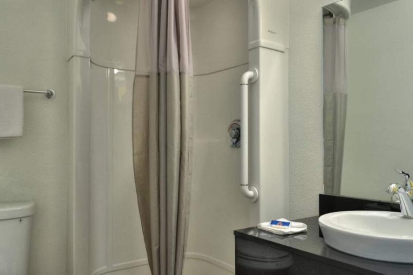 1 Queen Bed  Mini Fridge - foto 34