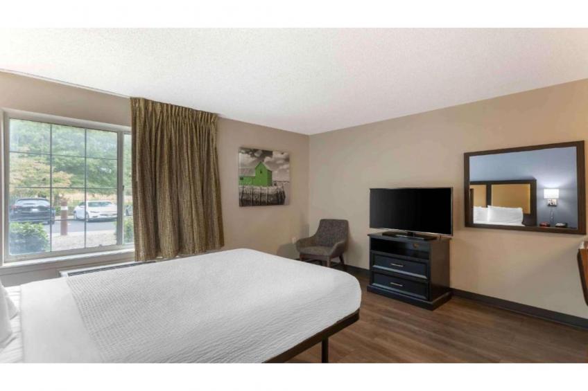 1 Queen Bed  Non-Smoking Kitchen - foto 10