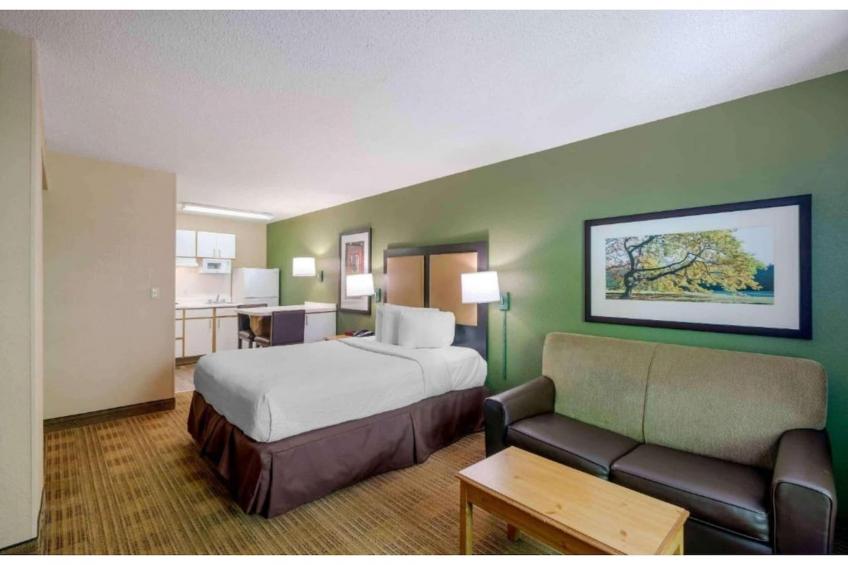 1 Queen Bed  ADA\/RI Shower\/Non-Smoking\/Kitchen - foto 36