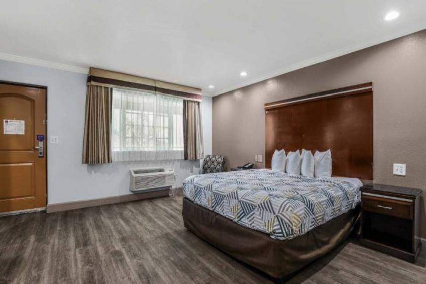 1 King Bed  Mob Acc RI Shwr Nsmk Micfridg - foto 14