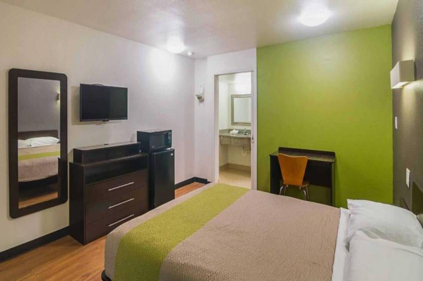1 King Bed  Non-Smoking Kitchen - foto 13