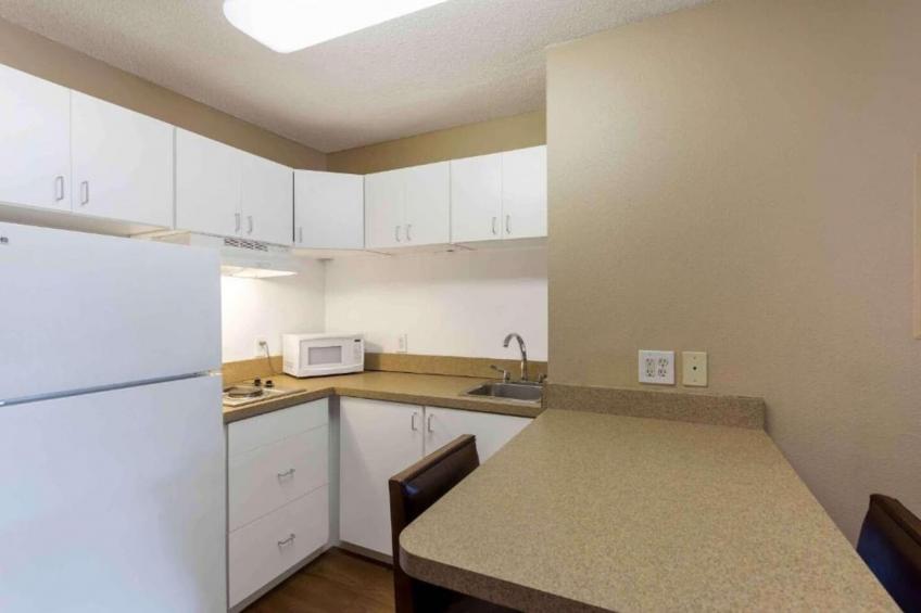 1 Queen Bed  Non-Smoking Kitchen - foto 7