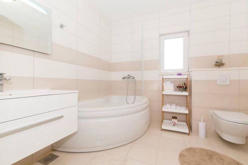 Peaceful Escape with Mountain Views, Heated Pool and Modern Amenities in Radošić - Four Bedroom Villa - foto 11