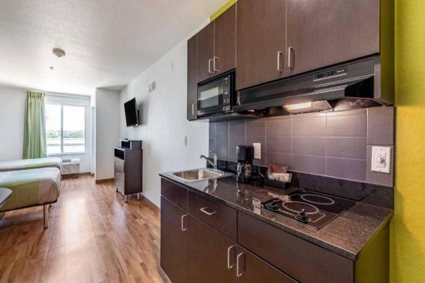 1 King Bed  Non-Smoking Kitchen - foto 5