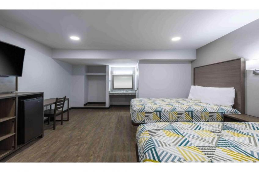 2 Queen Beds  Non-Smoking Micfridge - foto 25