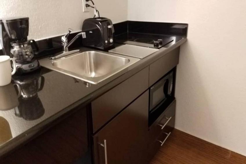 1 King Bed  Non-Smoking Kitchen - foto 20