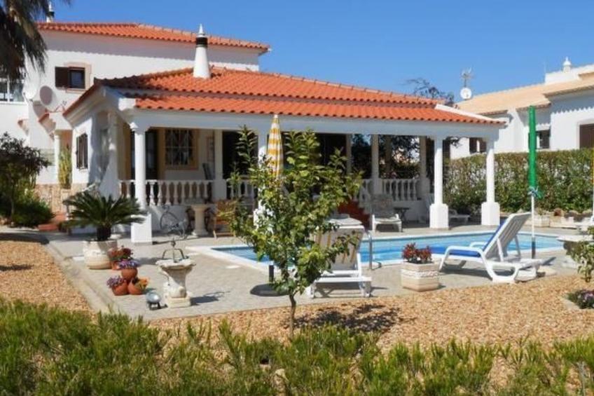 Nettes Ferienhaus in Altura mit Gepflegtem Garten