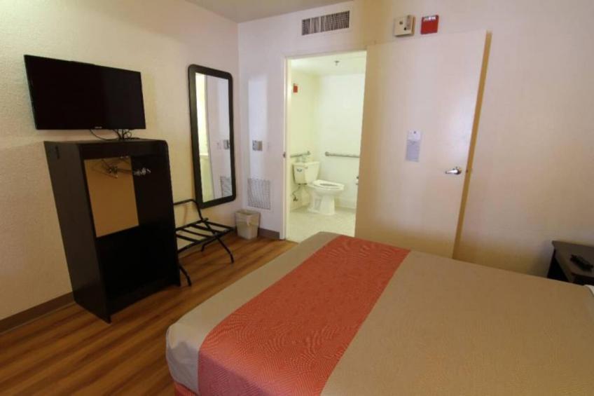 1 Queen Bed  Micfridge - foto 33