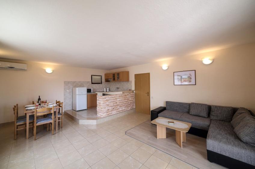 Cozy Beachfront Holiday Home Slatine - Five Bedroom Holiday Home with Terrace and Sea View - foto 2