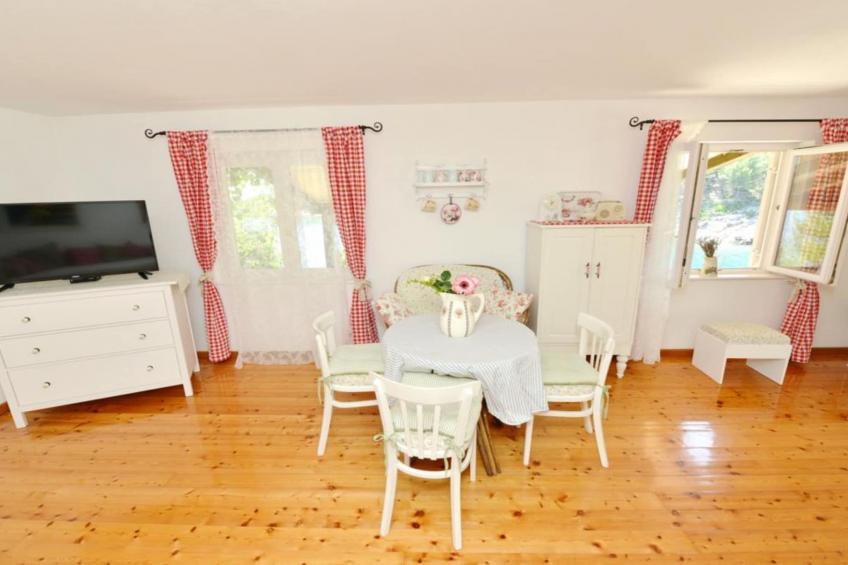 One-Bedroom Apartment (Lovor)