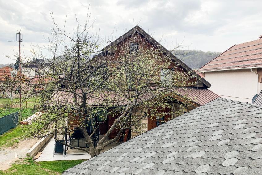 Die Ski-Suite hat ein Schlafzimmer und ein kleines Wohnzimmer ohne Küche. - foto 32