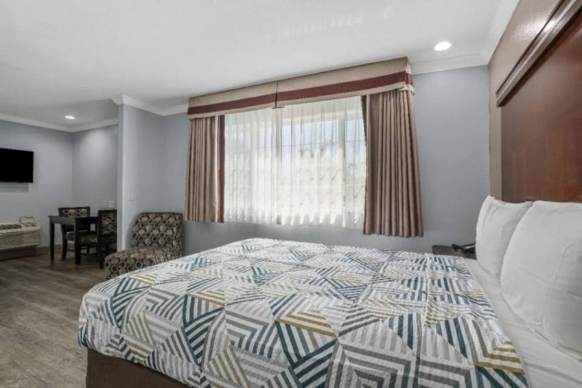 1 Queen Bed  Non-Smoking Micfridge - foto 33
