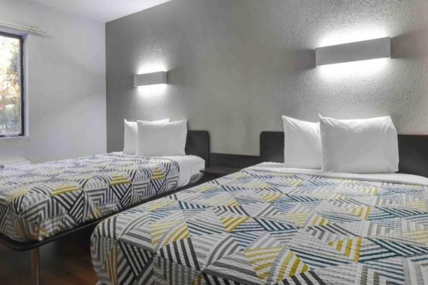 2 Queen Beds  Smoking Micfridge - foto 30