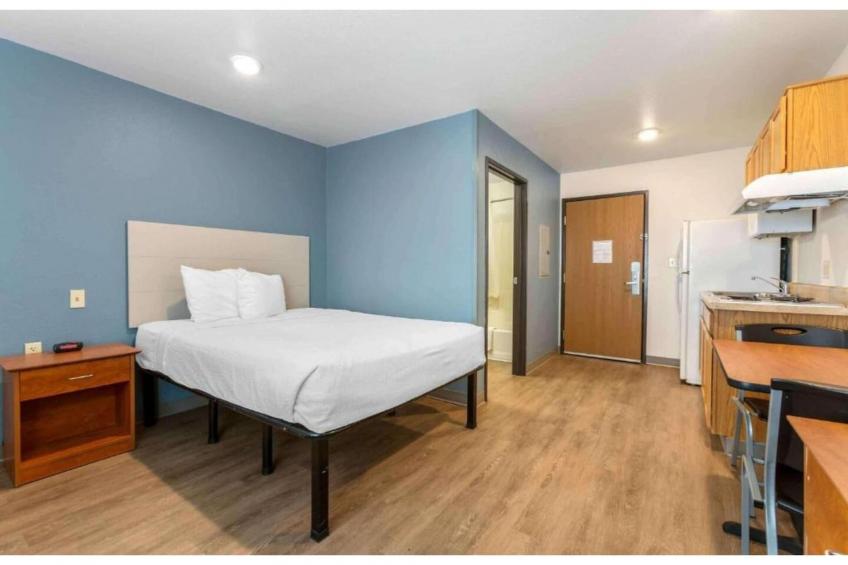 1 King Bed | Hearing Accessible, Kitchen - foto 9