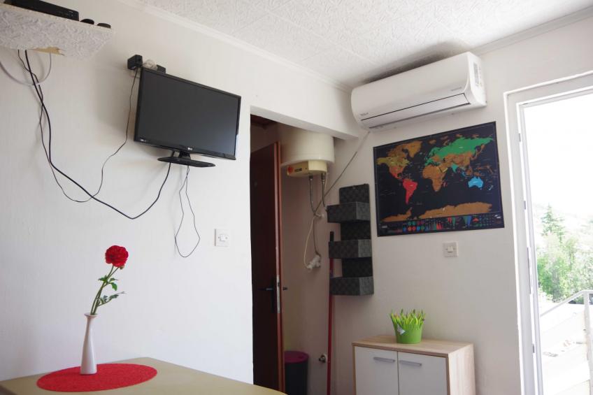 Serene Barbat Escape with Just Minutes from the Beach - One Bedroom Apartment with Balcony 3