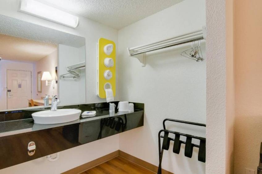 1 Queen Bed  Micfridge - foto 16