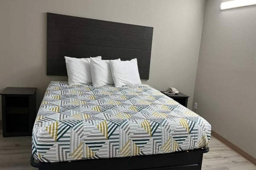 1 King Bed  Suite Non-Smoking Micfridge - foto 10