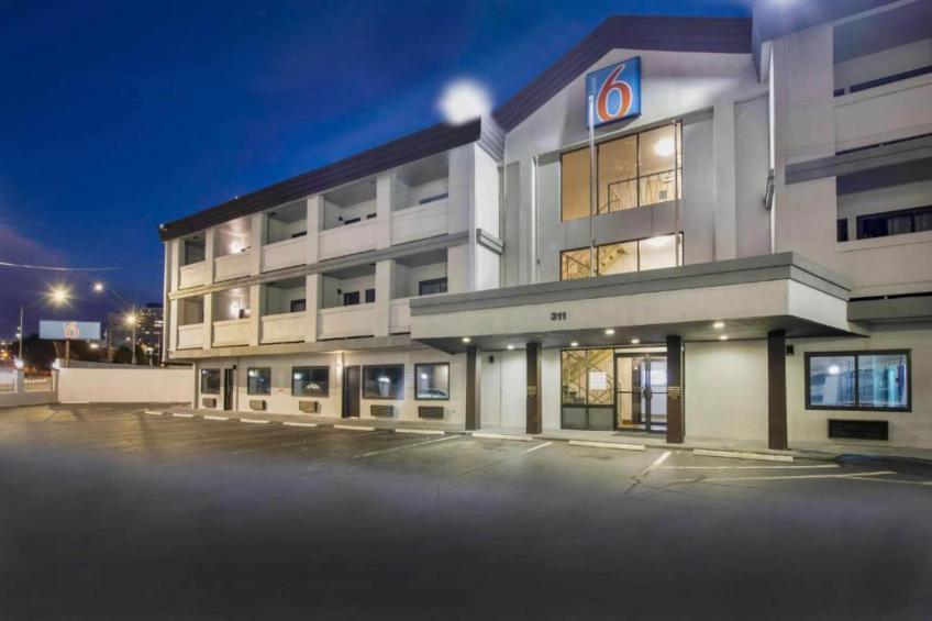 Motel6 Atlanta GA - 1 King Bed  Non-Smoking Micfridge - US_ATL020 - foto 2