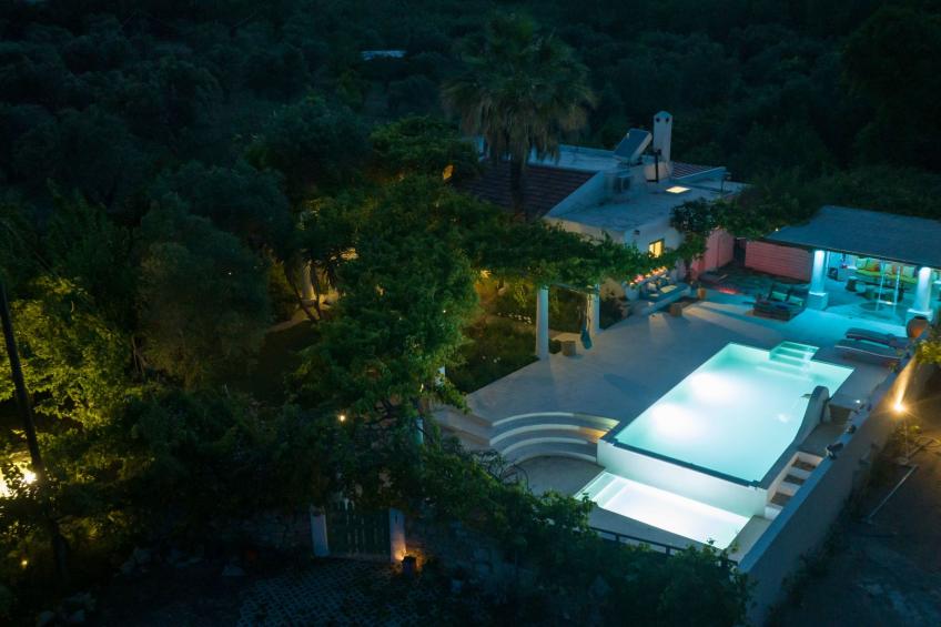 Hütte mit eigenem Garten und Grill