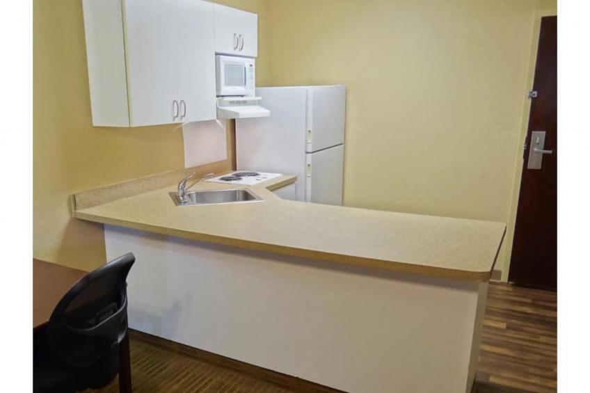 1 King Bed | Non-Smoking, Kitchen, Shower - foto 12