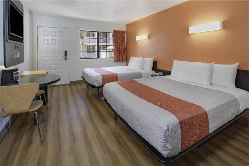 2 Full Beds  ADA/RI Shower/Mini Fridge - foto 24