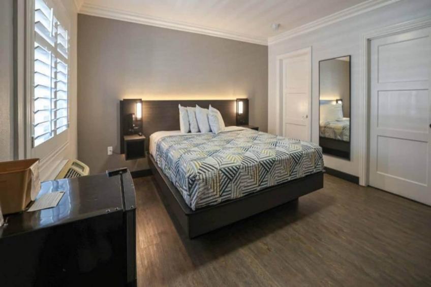 1 Queen Bed  Non-Smoking Micfridge - foto 5