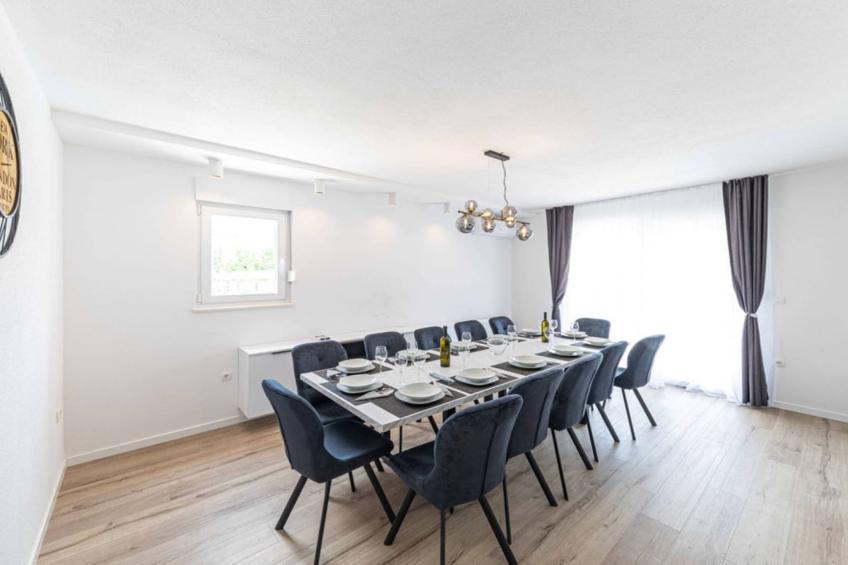 Expansive Retreat with Private Pool & BBQ, Near the Beach - Six Bedroom Villa - foto 7