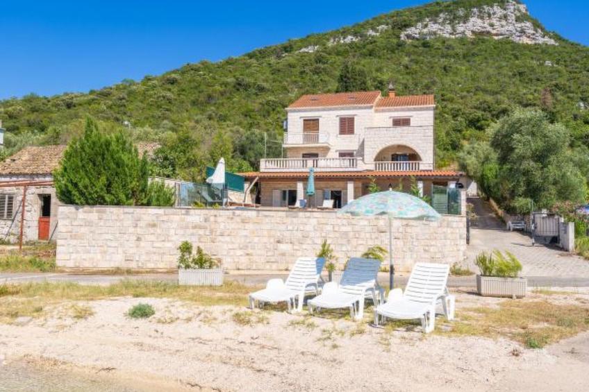 Beachfront Apartment house Hon with pool - foto 40