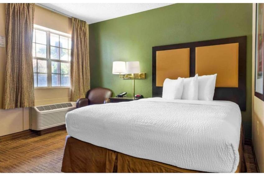 1 King Bed | Non-Smoking, Kitchen, Shower - foto 44